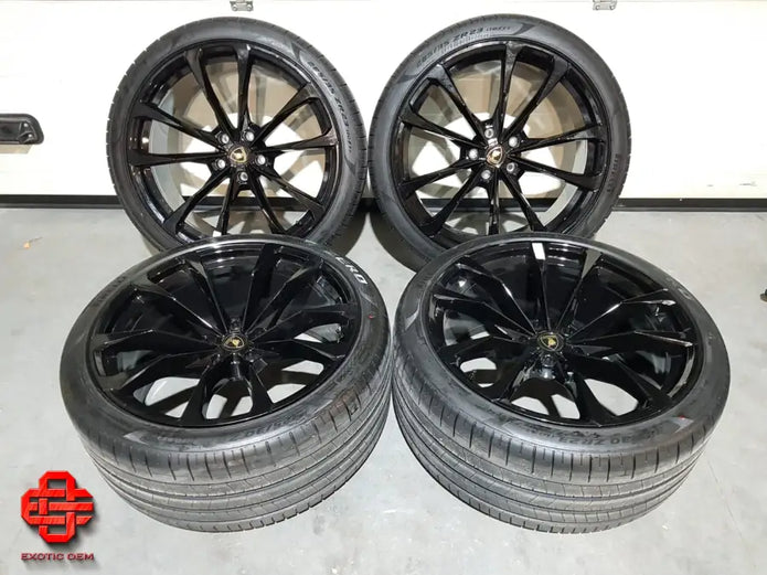 LAMBORGHINI URUS OEM CARBON PARTS