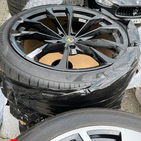 LAMBORGHINI WHEEL AND TYRE SET