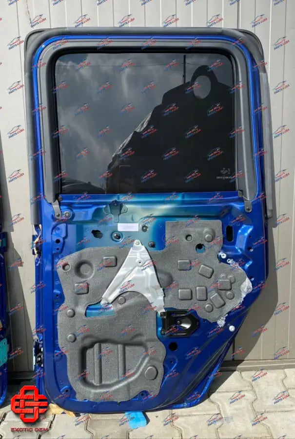 MERCEDES BENZ AMG G63 W463 REAR DOOR L + R