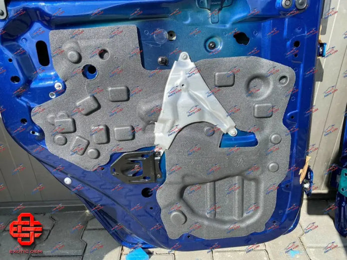 MERCEDES BENZ AMG G63 W463 REAR DOOR L + R