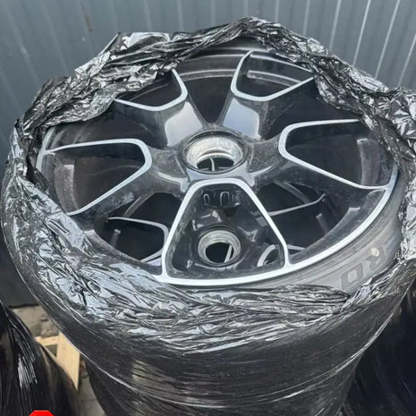 PORSCHE 992 TURBO S - COMPLETE WHEELS CENTERLOCK - AS GOOD AS NEW