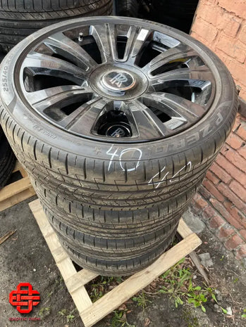 ROLLS-ROYCE WHEEL AND TYRE SET
